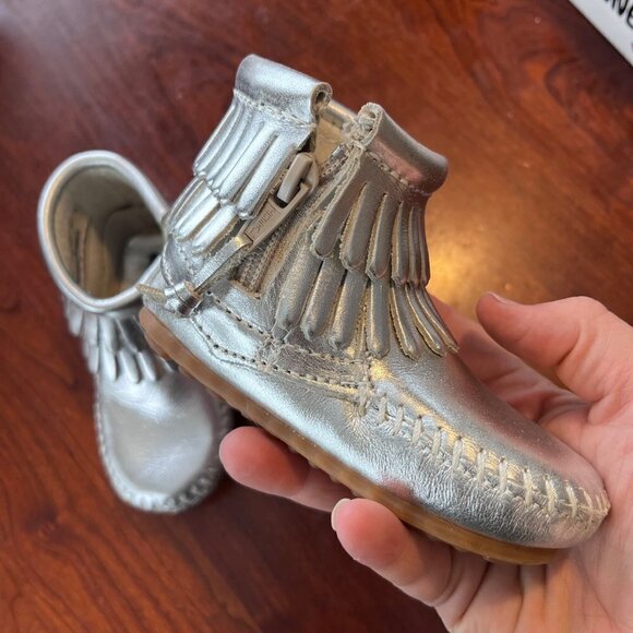 Minnetonka Aria Silver Moccasin‎ Boots Size 4 - NIB - Picture 2 of 9